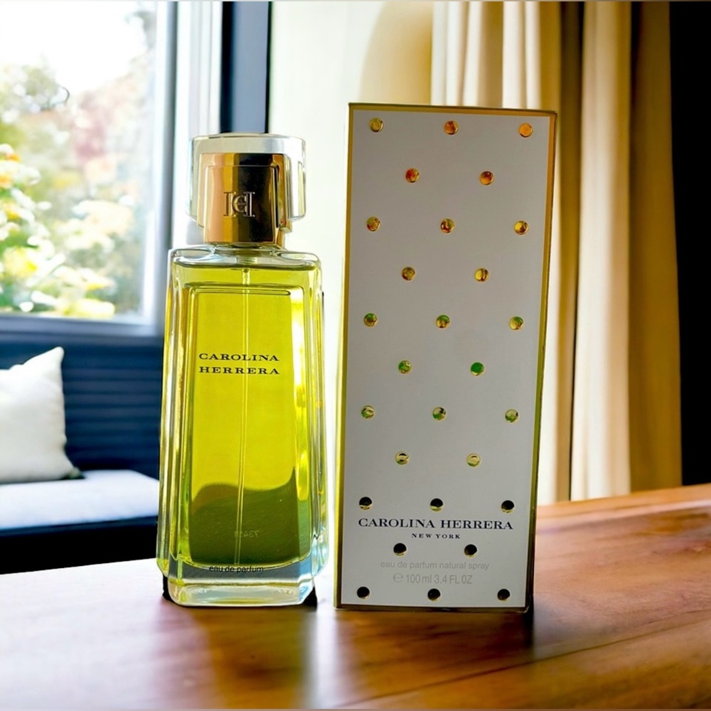 CAROLINA HERRERA
Eau de Parfum Spray, 3.4 oz. NWB